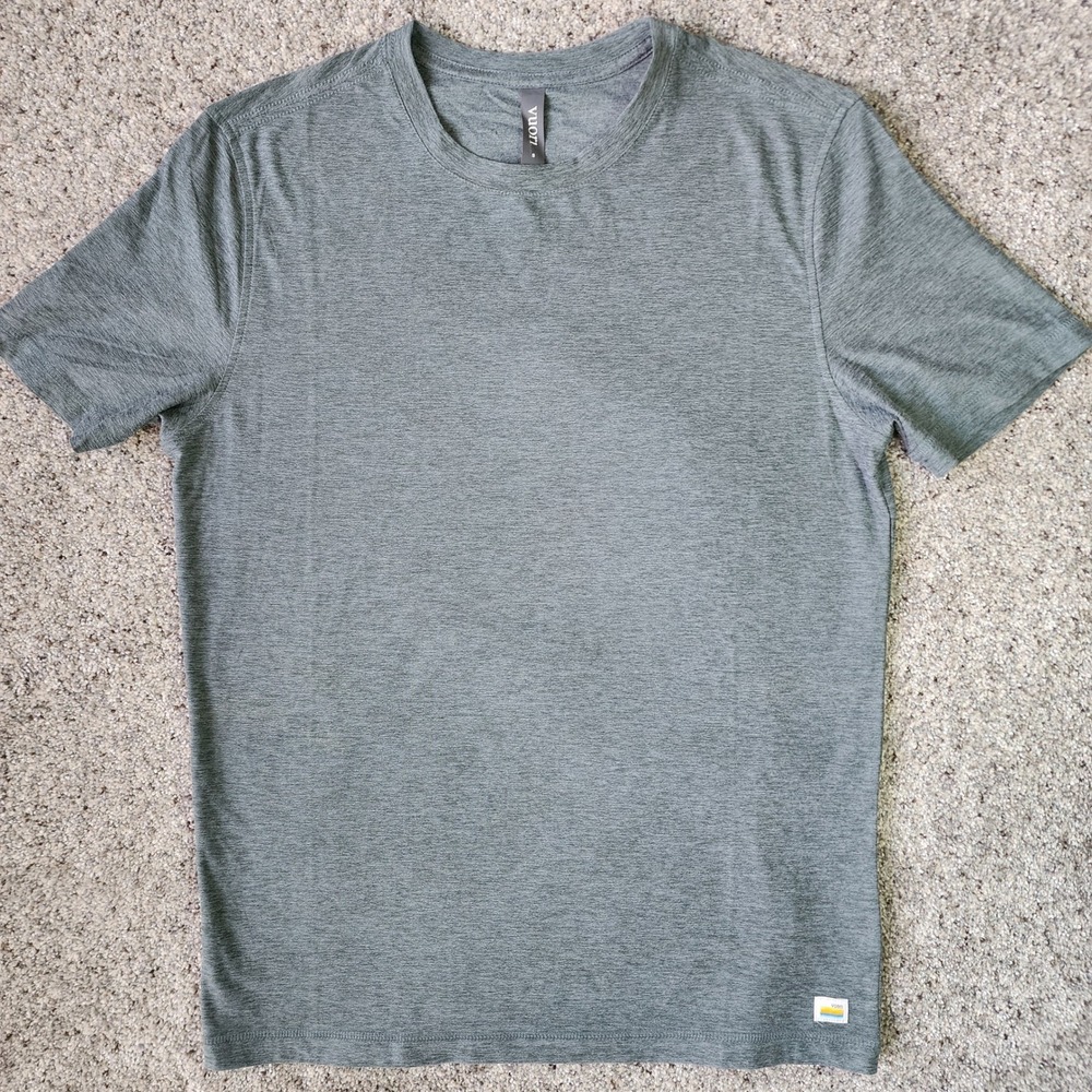 Vuori Strato Tech Tee Mens Size S Charcoal Grey Heather Performance Shirt NWOT